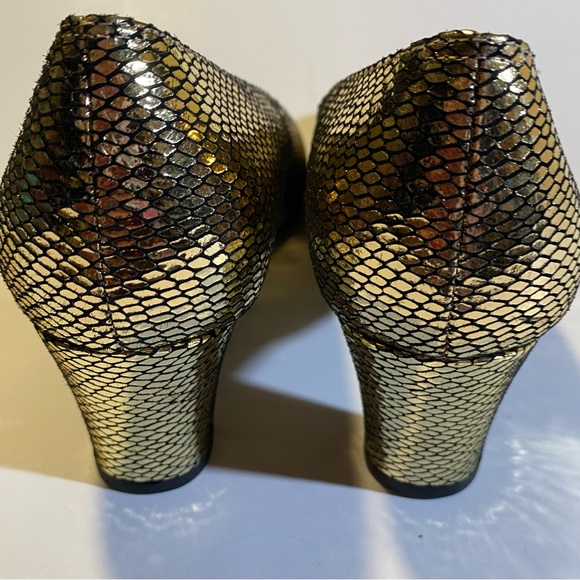 Ros Hommerson SZ 9 1/2 W embossed snake black/gold block heel, pump almond toe - Picture 3 of 10